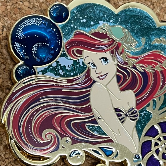 Rare Fantasy Little Mermaid and Sebastian Seashell Enamel Pin 🧜‍♀️ 🐠 🐚 - Picture 3 of 4